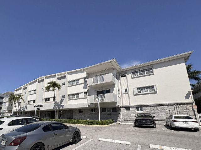 Woodlake Apts Condo photo 2